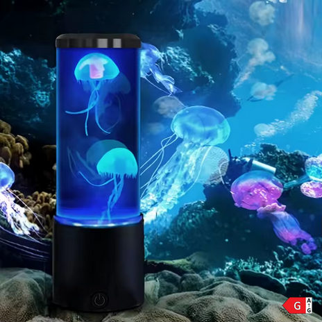 Lampe aquarium méduse bleue posée sur un fond de récif océanique avec méduses lumineuses en arrière‑plan, image promotionnelle