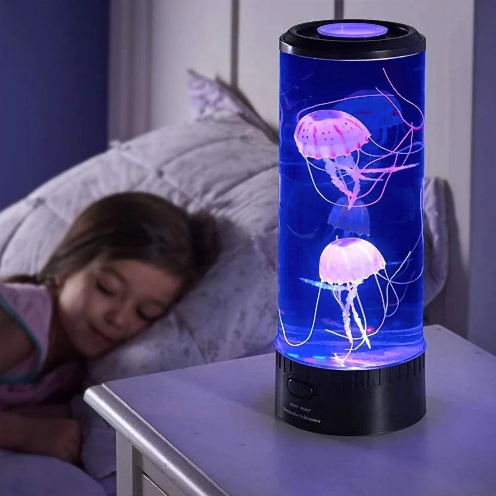 Lampe aquarium LED cylindrique diffusant une lumière bleue avec des méduses réalistes; posée sur une table de chevet près d'une fillette endormie.