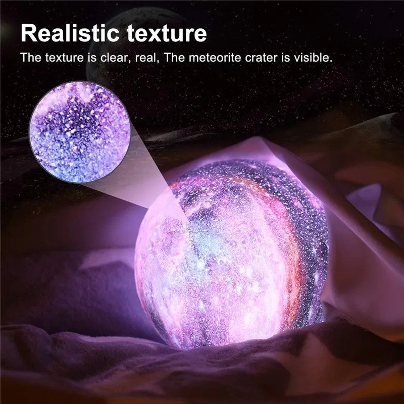 Visuel promotionnel montrant une lampe galaxie lumineuse posée sur une couverture, accompagné d’un zoom circulaire mettant en avant la texture de la surface; texte en anglais "Realistic texture" et description de la texture claire et du cratère météorite visible.