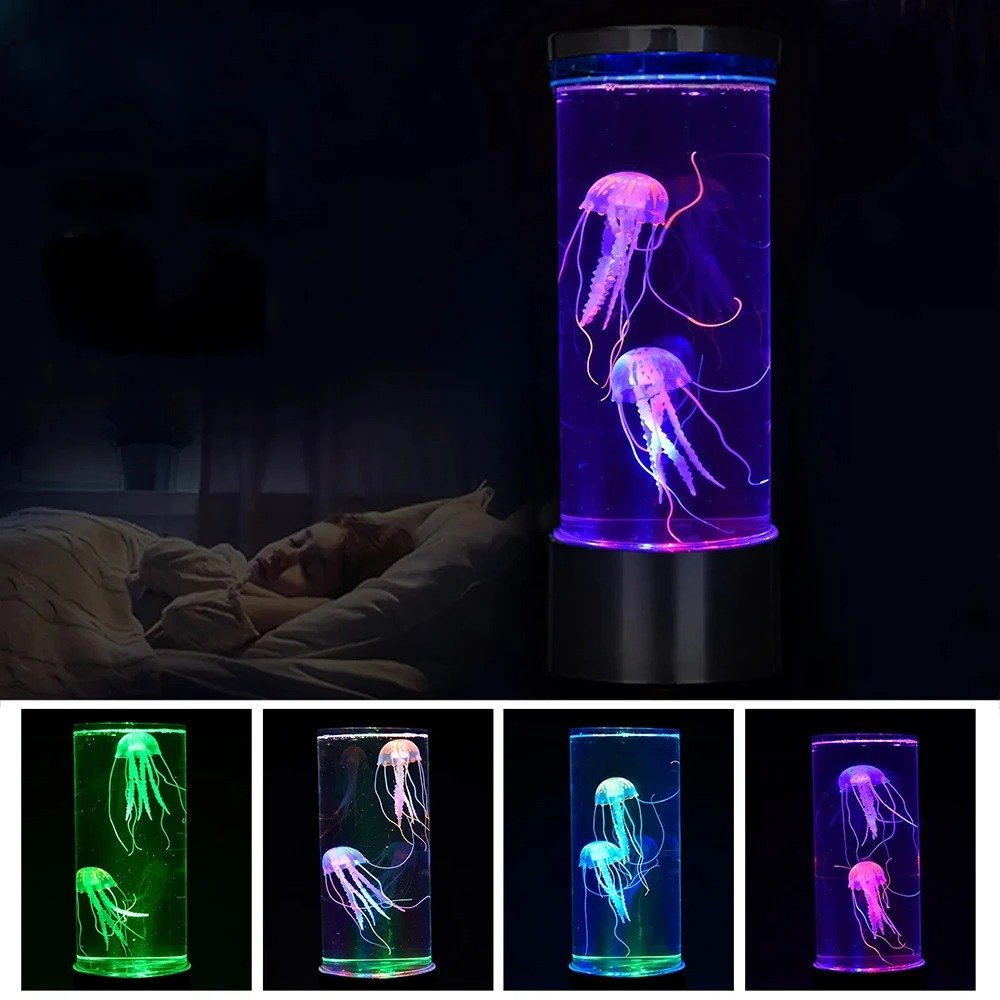 Lampe aquarium méduses roses et violettes posée sur une table de nuit près d'une personne dormant, avec miniatures montrant des variations vertes, roses, bleues et violettes en bas
