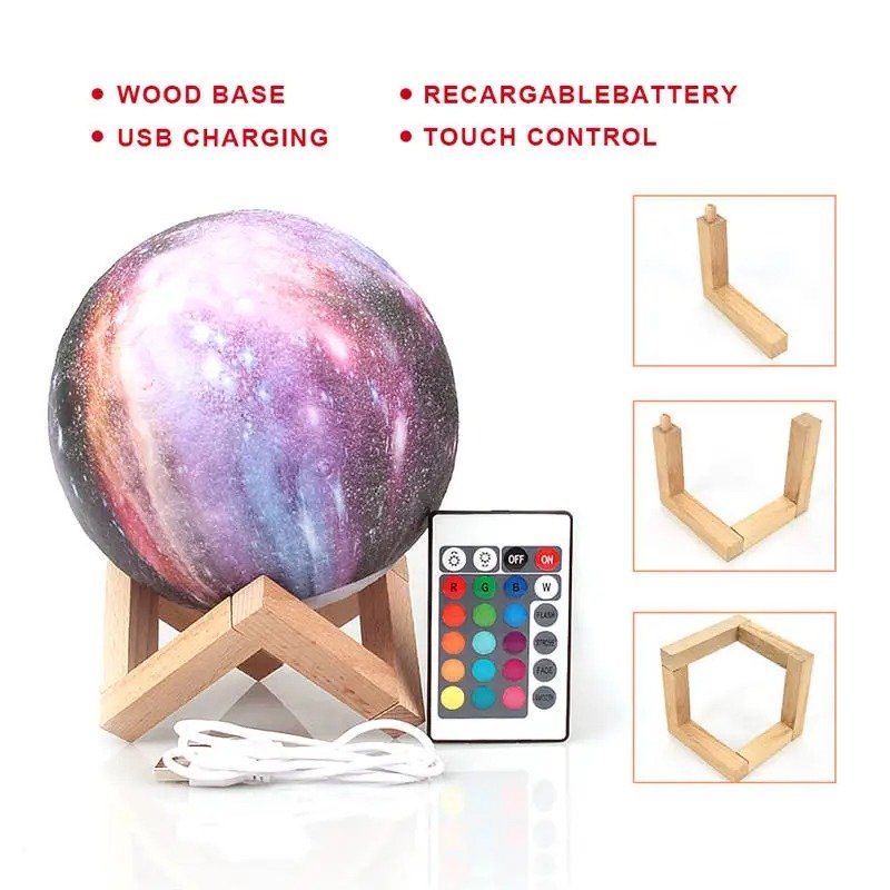 Lampe sphérique galaxie posée sur une base en bois, accompagnée d’une télécommande multicolore et d’un câble USB; à droite, trois images montrent l’assemblage du support en bois. Le texte met en avant la base en bois, la recharge USB, la batterie rechargeable et le contrôle tactile.